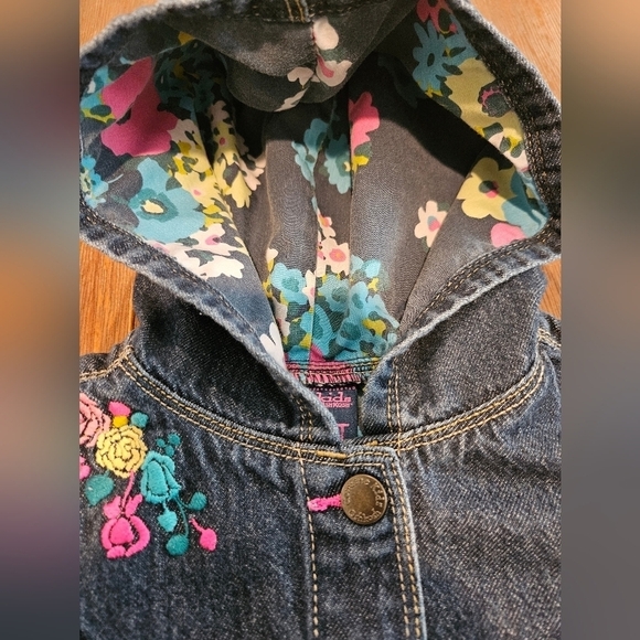 OSHKOSH GENUINE KIDS EMBROIDERED DENIM JACKET FLORAL LINED HOOD SIZE 2T - Picture 6 of 9